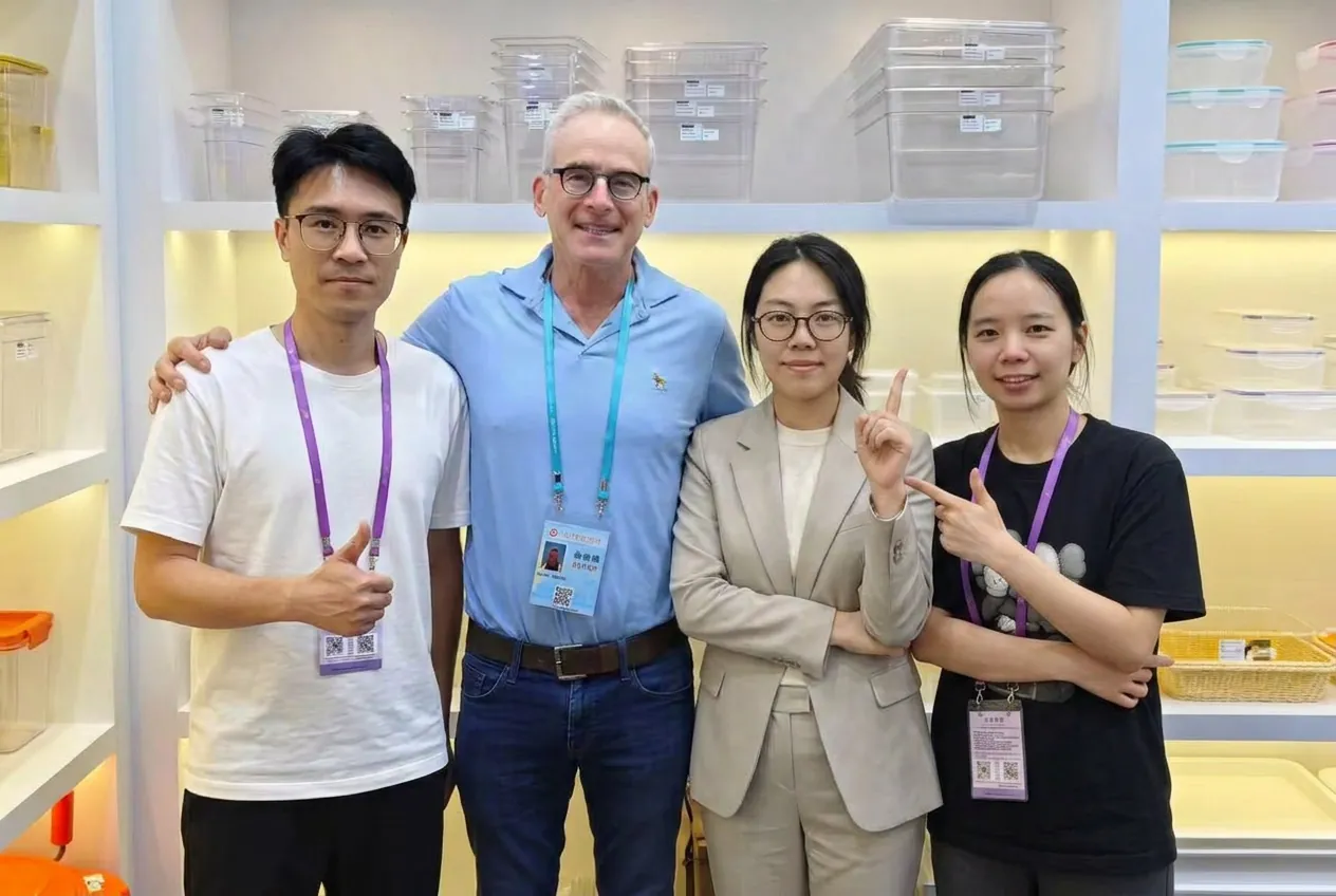 Polasourcing team with an international client